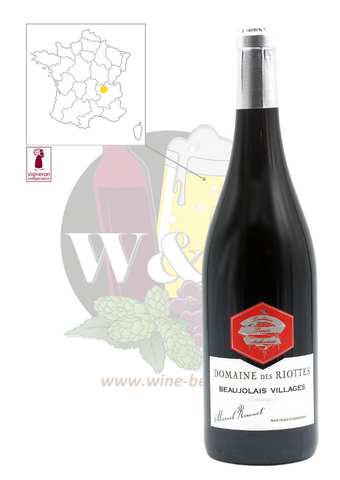 Bottle of AOC Beaujolais Villages - Domaine des riottes. It is a red wine elaborated from old vines of 60 years. It is light, supple and harmonious.