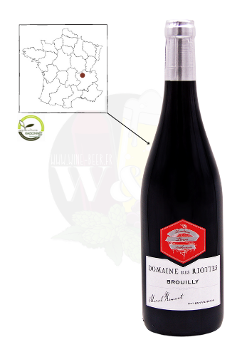 Bottle of AOC Brouilly - Domaine des Riottes. It is a mineral red wine, with notes of red fruits, plums and peaches.